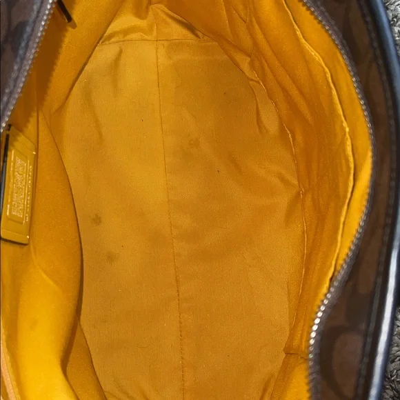 Coach Taxi Tote in signature canvas with a New York City taxi design w Wallet - Picture 6 of 11